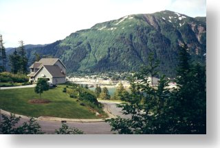 Domek na wyspie Douglas, z widokiem na centrum Juneau, w tle Mt. Juneau