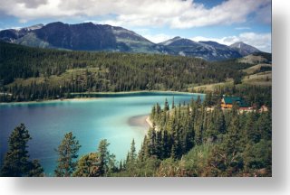 Emerald Lake, niedaleko Whitehorse w Kanadzie