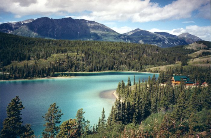 Emerald Lake, niedaleko Whitehorse w Kanadzie