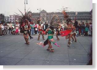 Rynek w Mexico City - Zocalo, Dni Kultury India?skiej. W tle Pa?ac Prezydencki