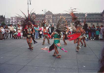 Rynek w Mexico City - Zocalo, Dni Kultury India?skiej. W tle Pa?ac Prezydencki