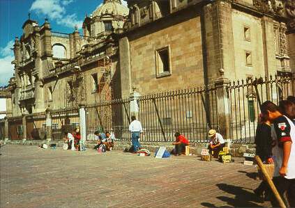 Rynek w Mexico City. Bezrobotni oczekuj?cy na prac?