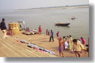 Varanasi - rytualna k?piel w Gangesie