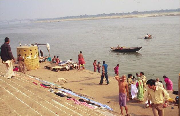 Varanasi - rytualna k?piel w Gangesie