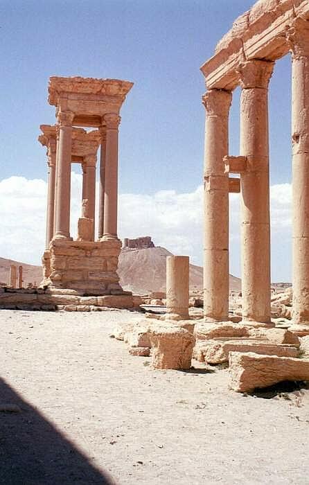 Ruiny Palmyry, w oddali cytadela