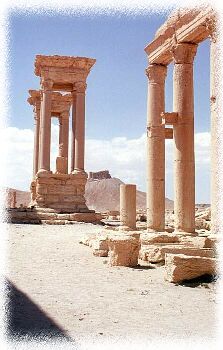 Ruiny Palmyry, w oddali cytadela