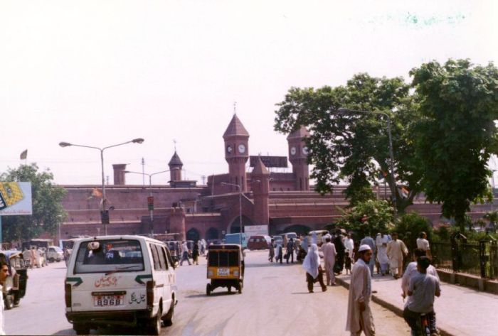 Dworzec kolejowy w Lahore. Fot. Robert Kiesiak
