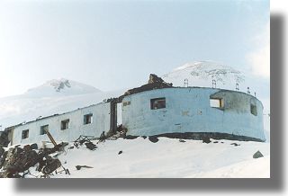 Spalony Priut na tle Elbrusu