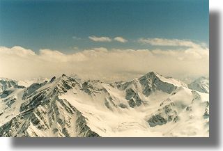 Widok ze Ska? Pastuchowa (4600 m) na Gruzj?