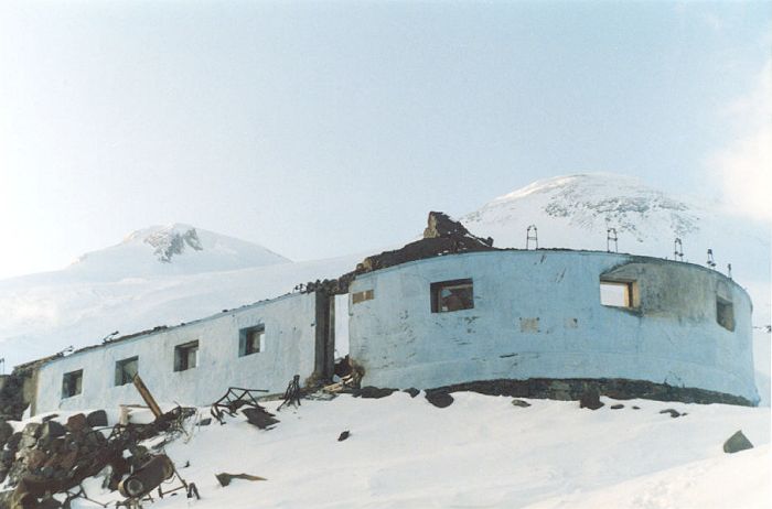 Spalony Priut na tle Elbrusu