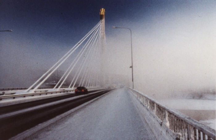 Most w Rovaniemi. W 1995 r. zaj?? I miejsce w konkursie na najciekawszy most i rozwi?zanie konstrukcyjne. Jego konstrukcja przystosowana jest do kilkudziesi?ciostopniowej r?nicy temperatur (-50 st. w zimie do + 35 st. latem). Fot. Micha? Stypi?ski