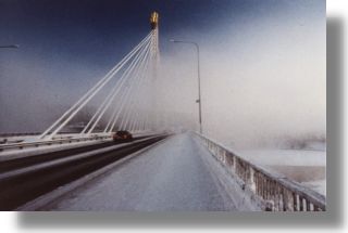 Most w Rovaniemi. W 1995 r. zaj?? I miejsce w konkursie na najciekawszy most i rozwi?zanie konstrukcyjne. Jego konstrukcja przystosowana jest do kilkudziesi?ciostopniowej r?nicy temperatur (-50 st. w zimie do + 35 st. latem). Fot. Micha? Stypi?ski