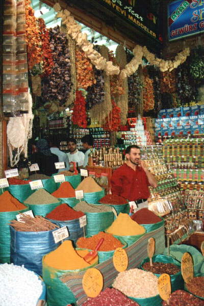 Stragan z przyprawami na bazarze w Stambule