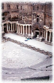 Bosra i najlepiej zachowany rzymski amfiteatr na ?wiecie. Nocowali?my na scenie