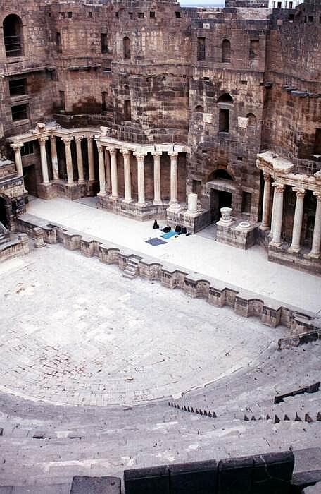 Bosra i najlepiej zachowany rzymski amfiteatr na ?wiecie. Nocowali?my na scenie