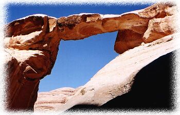 Marlboro arc - skalny ?uk na pustyni Wadi Rum w Jordanii