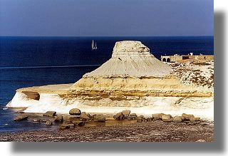 Tak fantastyczne formy skalne s? nietypowe nawet dla Gozo. Gdyby nie woda, mo?na by pomy?le?, ?e to Ksi??yc