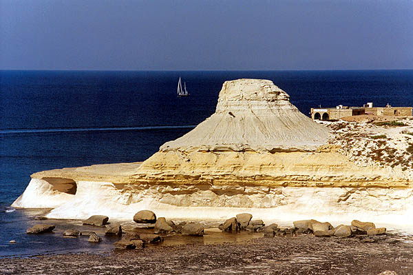 Tak fantastyczne formy skalne s? nietypowe nawet dla Gozo. Gdyby nie woda, mo?na by pomy?le?, ?e to Ksi??yc