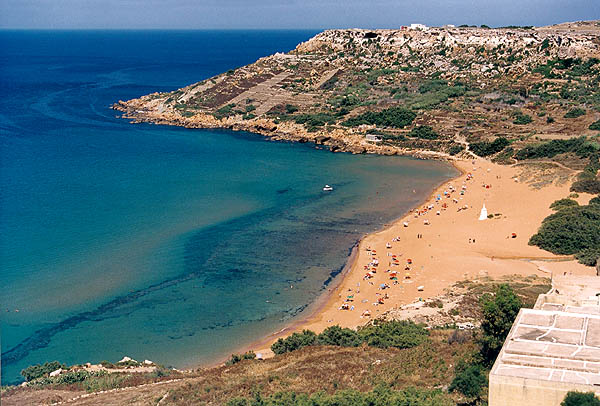 Ramla Bay. Jedna z nielicznych piaszczystych pla? na Gozo. Na wyspie Malcie te? ich zreszt? nie ma zbyt wiele