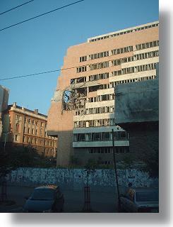 Na pierwszym planie zrwnany z ziemi? budynek Sztabu Generalnego, w tle Ministerstwo Obrony (Belgrad)