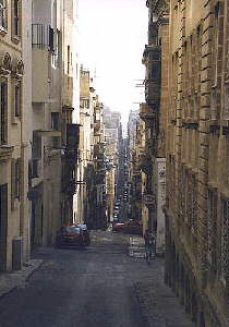 Typowa klaustrofobiczna uliczka na Malcie