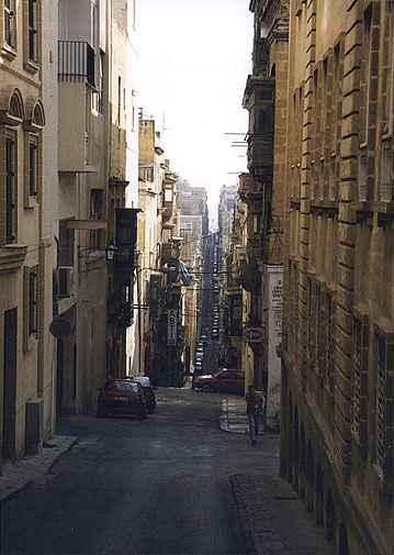 Typowa klaustrofobiczna uliczka na Malcie