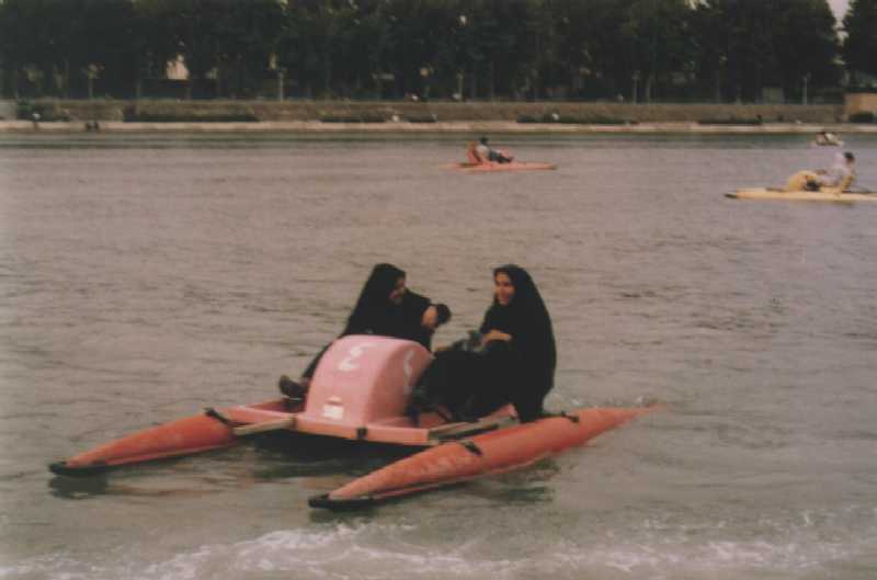 Czadory na rowerze wodnym, Esfahan