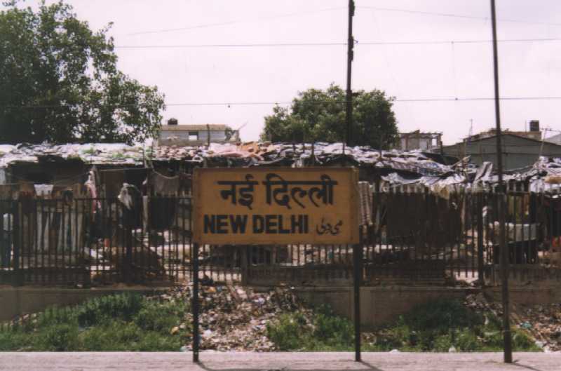 Stacja kolejowa New Delhi. W tle slamsy