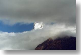 Machha Puchre (6993 m) w chmurach