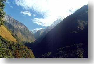 Po prawej: Machha Puchre (6993 m)