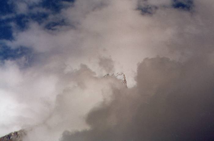 Machha Puchre (6993 m) w chmurach