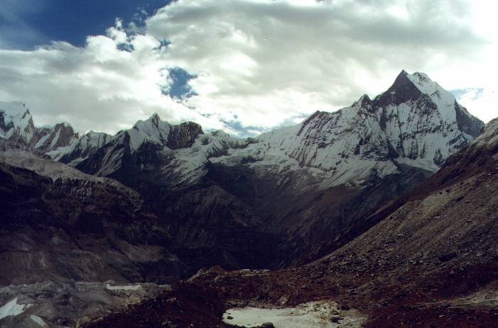 Widok z Sanktuarium Annapurny na Machha Puchre (pierwszy z prawej)