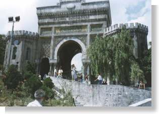 Ozdobna brama uniwersytetu w Stambule