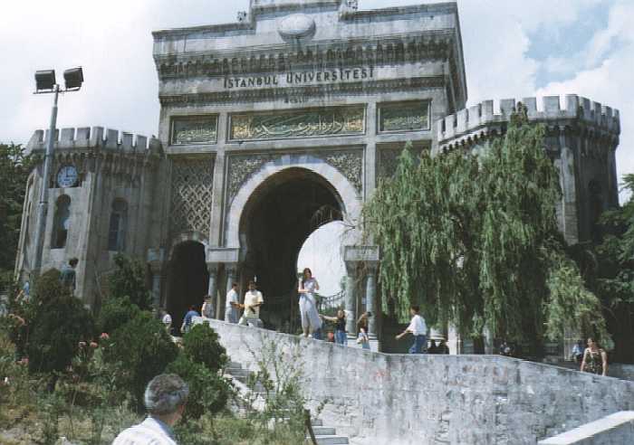 Ozdobna brama uniwersytetu w Stambule