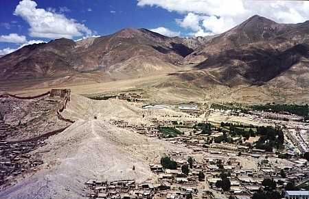 Widok z Fortu w Gyantse - z boku mur otaczaj?cy Kumbum