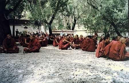 Zaraz zacznie si? klaskanie... mnisi w Sera Monastery