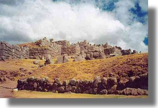 Inkaskie ruiny w Sacsayhuaman