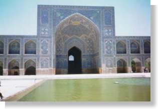 Meczet Imama (Chomeiniego), dawniej zwany meczetem Szacha, dziedziniec wewn?trzny, widoczna sadzawka-basen do rytualnych obmy?