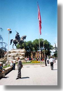 Tirana, pomnik Skanderbega