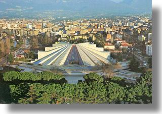 Tirana tzw. piramida - niedosz?e mauzoleum Envera Hoxhy, obecnie centrum kulturalne