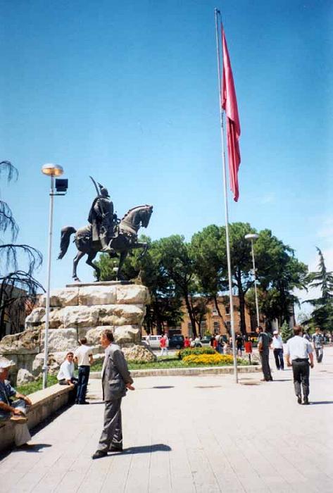Tirana, pomnik Skanderbega
