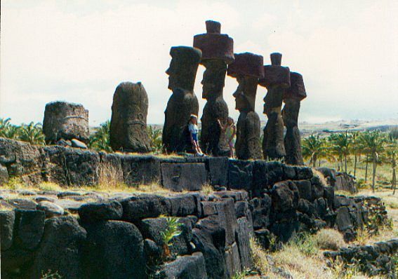 Ahu i plecy moaiw z Anakena
