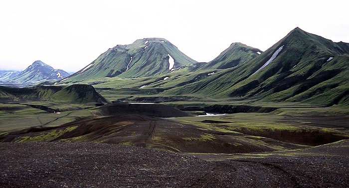 Zielone wzgrza Islandii - kolor nadaj? im g?wnie mchy i porosty. Poniewa? zdj?cie jest zrobione w czerwcu, ?nieg wida? tylko z rzadka