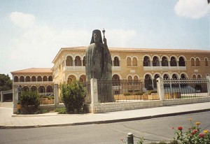 Pa?ac Arcybiskupa i pomnik prezydenta Makariosa w Nikozji
