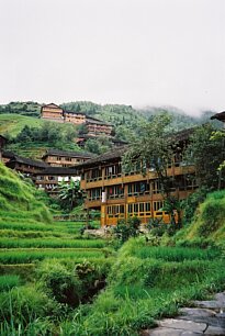 Jeden z zacisznych pensjonatw w wiosce Pingan. Mimo turystycznego charakteru w wiosce panuje mi?a ispecyficzna atmosfera grzystych terenw po?udniowej prowincji Guangxi.