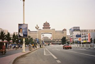 Brama prowadz?ca na najwi?kszy w Chinach dworzec kolejowy Pekin Zachd (Beijing xi zhan)