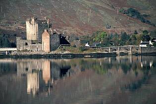 Zamek Eileen Donan nad zatok? Loch Duich to jeden z najcz??ciej fotografowanych obiektw w Szkocji. Znany jest te? z filmu 