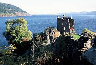 Loch Ness - jezioro znane g?wnie z powodu zamieszkuj?cego je potwora. Najcz??ciej widuje si? go ko?o ruin zamku Urquhart.