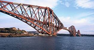 S?ynny most kolejowy nad Firth of Forth zosta? zbudowany w latach 1883-1890 i nale?y do najwi?kszych osi?gni?? in?ynierskich epoki wiktoria?skiej. Do jego budowy zu?yto 50.000 ton stali.