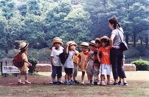 Dzieci w parku Kitanomaru